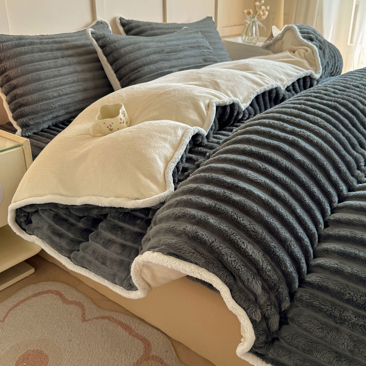91家纺网 家纺一手货源 找家纺 眠势力 2025新款兔兔绒抽条印花被套兔毛绒加厚保暖被罩 高级灰