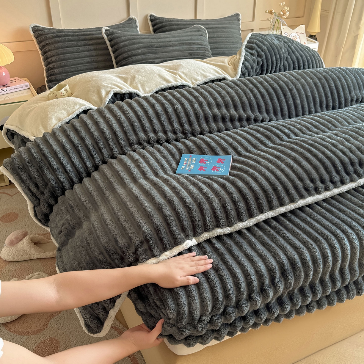 91家纺网 家纺一手货源 找家纺 眠势力 2025新款兔兔绒抽条印花被套兔毛绒加厚保暖被罩 高级灰