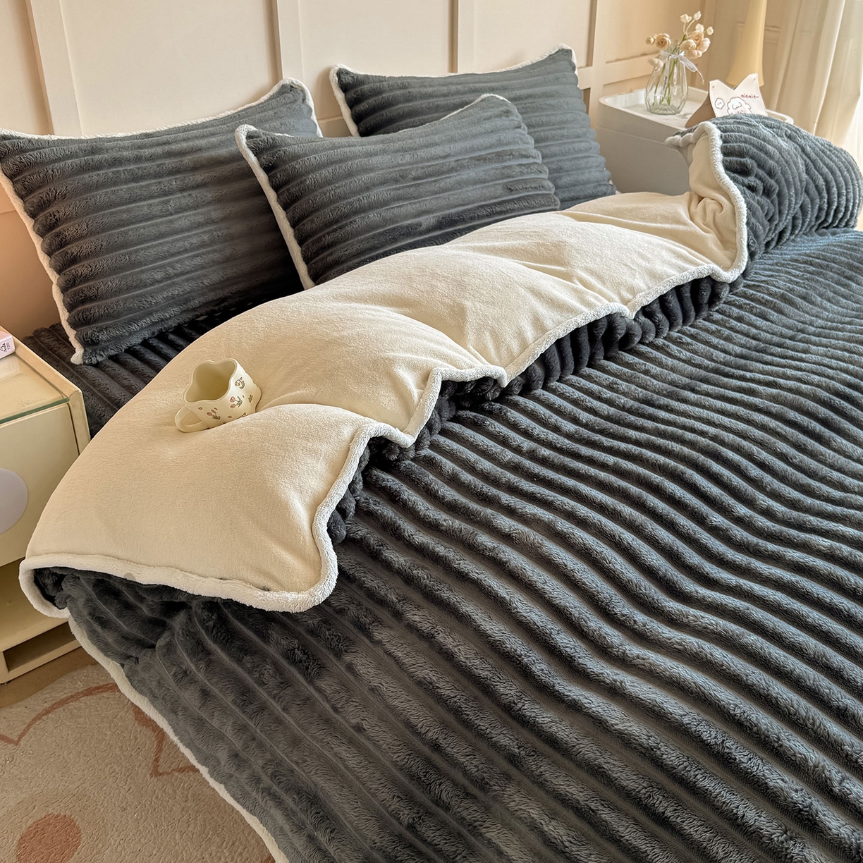 91家纺网 家纺一手货源 找家纺 眠势力 2025新款兔兔绒抽条印花被套兔毛绒加厚保暖被罩 高级灰