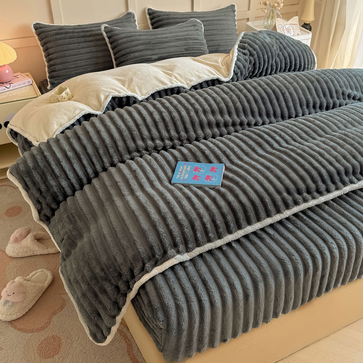 91家纺网 家纺一手货源 找家纺 眠势力 2025新款兔兔绒抽条印花被套兔毛绒加厚保暖被罩 高级灰