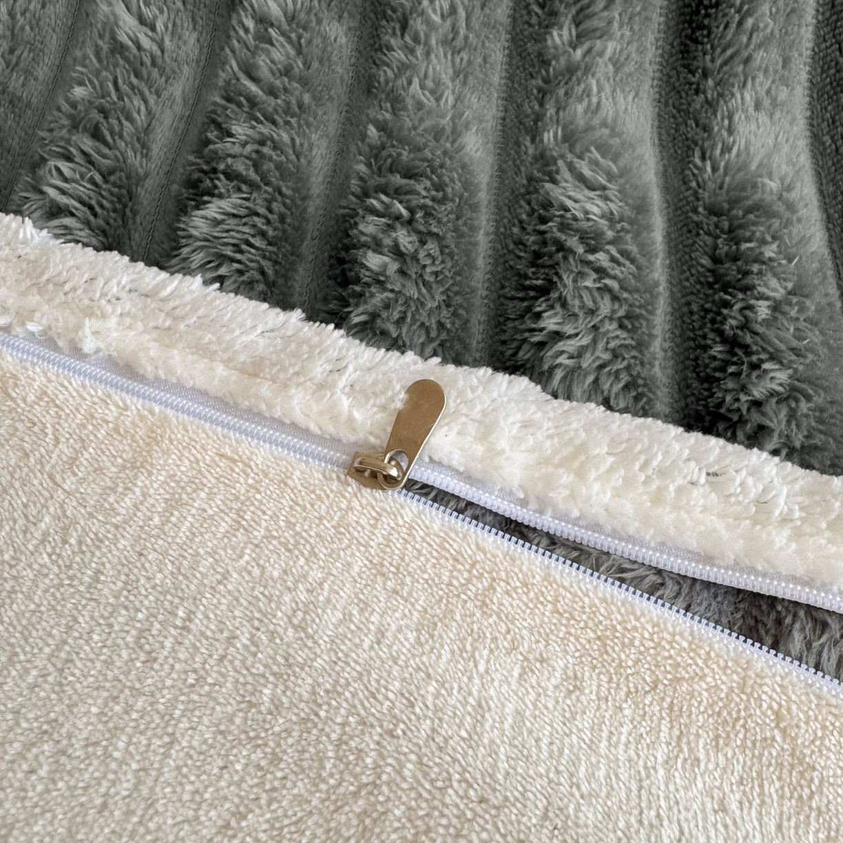 91家纺网 家纺一手货源 找家纺 眠势力 2025新款兔兔绒抽条印花被套兔毛绒加厚保暖被罩 高级灰