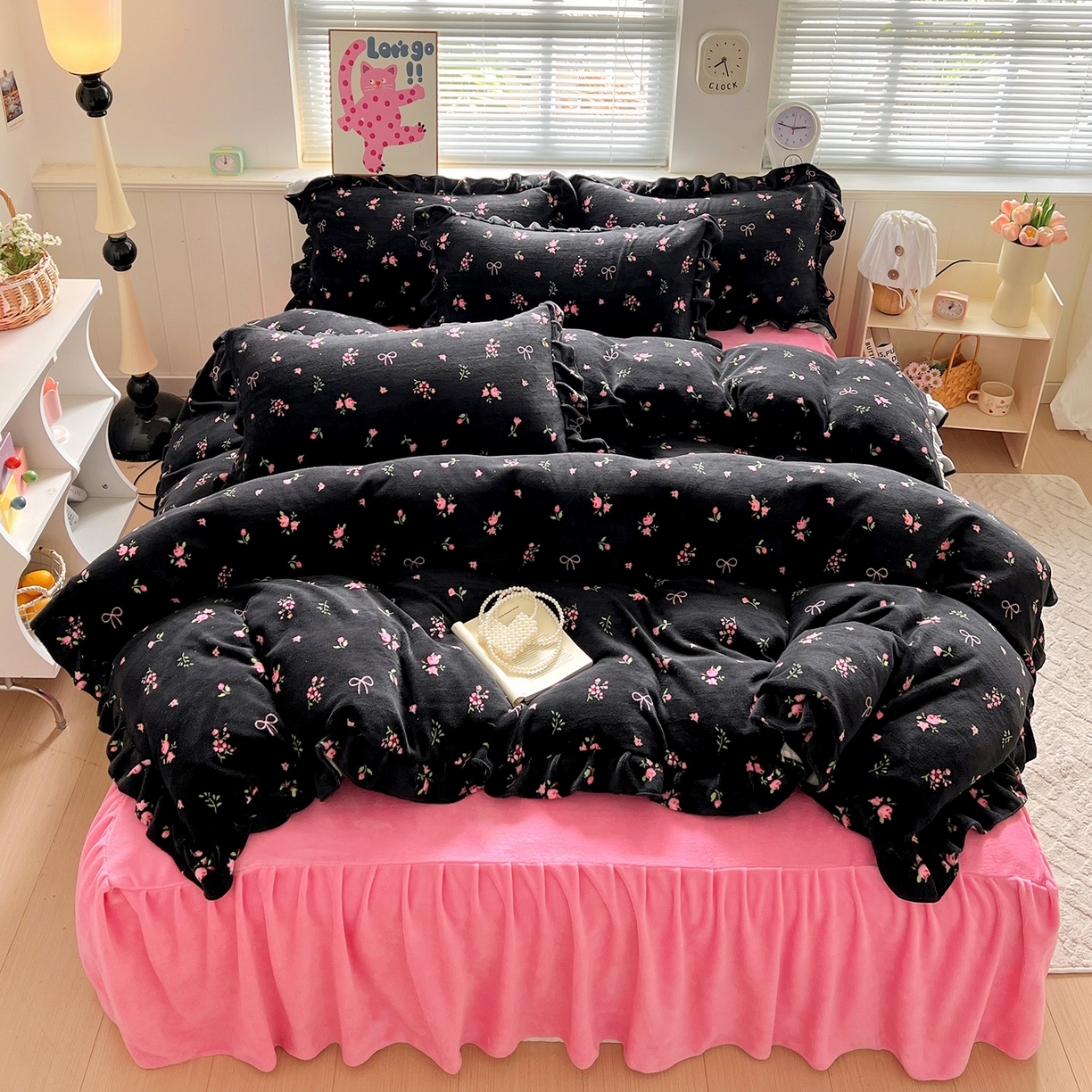 91家纺网 家纺一手货源 找家纺 富米莱（原臻工厂） 2025新款热卖舒适花边牛奶绒床盖床裙床单四件套 苏妲己