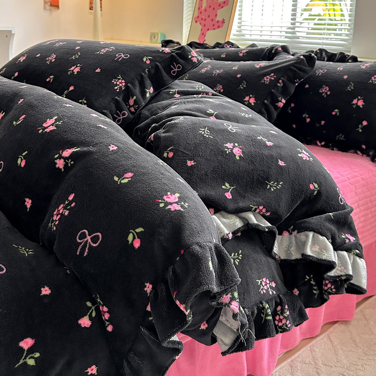 91家纺网 家纺一手货源 找家纺 富米莱（原臻工厂） 2025新款热卖舒适花边牛奶绒床盖床裙床单四件套 苏妲己