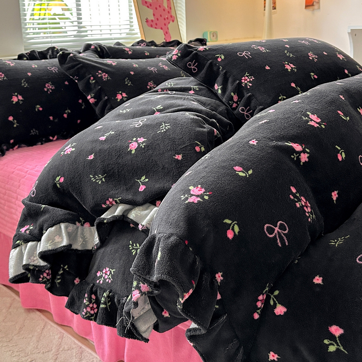 91家纺网 家纺一手货源 找家纺 富米莱（原臻工厂） 2025新款热卖舒适花边牛奶绒床盖床裙床单四件套 苏妲己