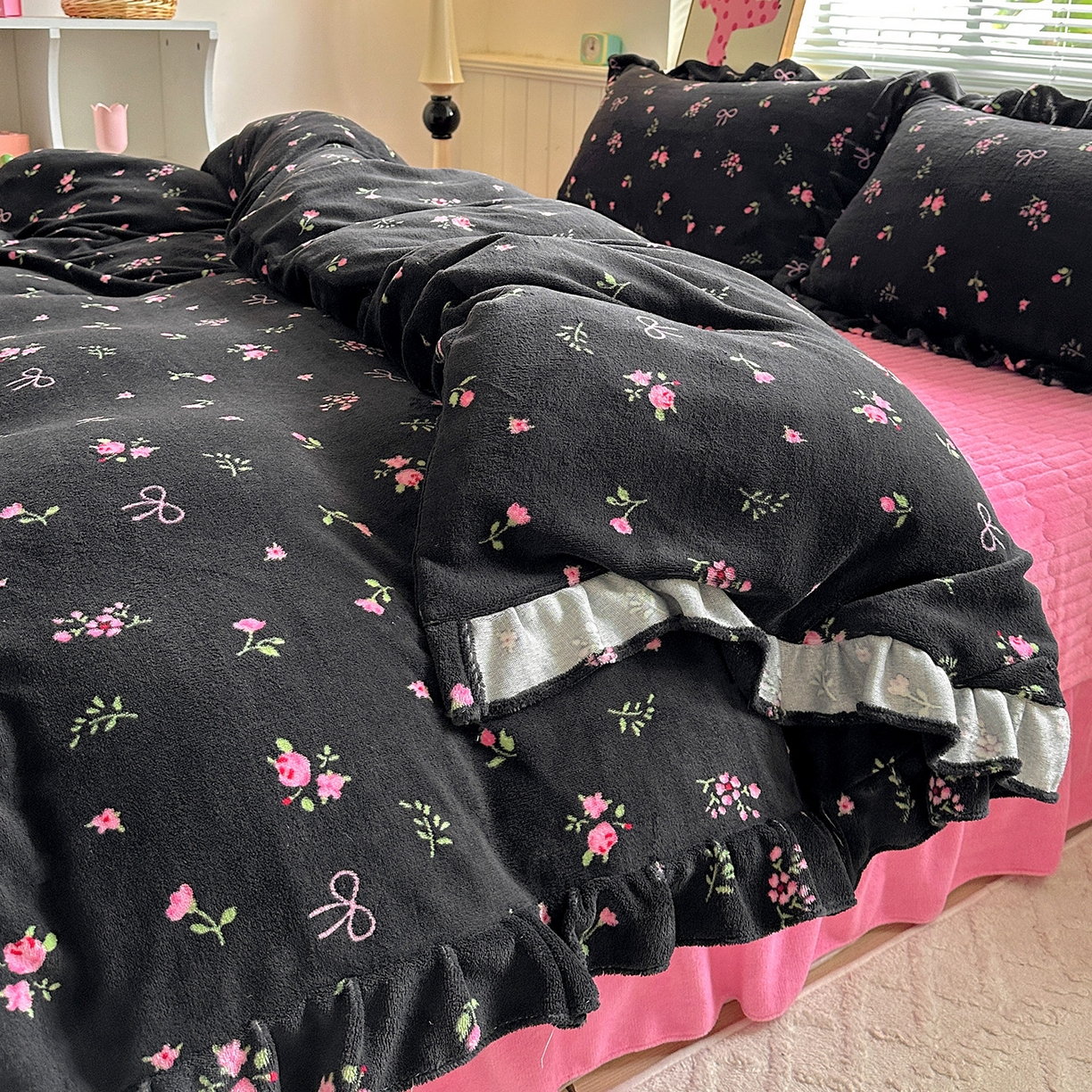 91家纺网 家纺一手货源 找家纺 富米莱（原臻工厂） 2025新款热卖舒适花边牛奶绒床盖床裙床单四件套 苏妲己