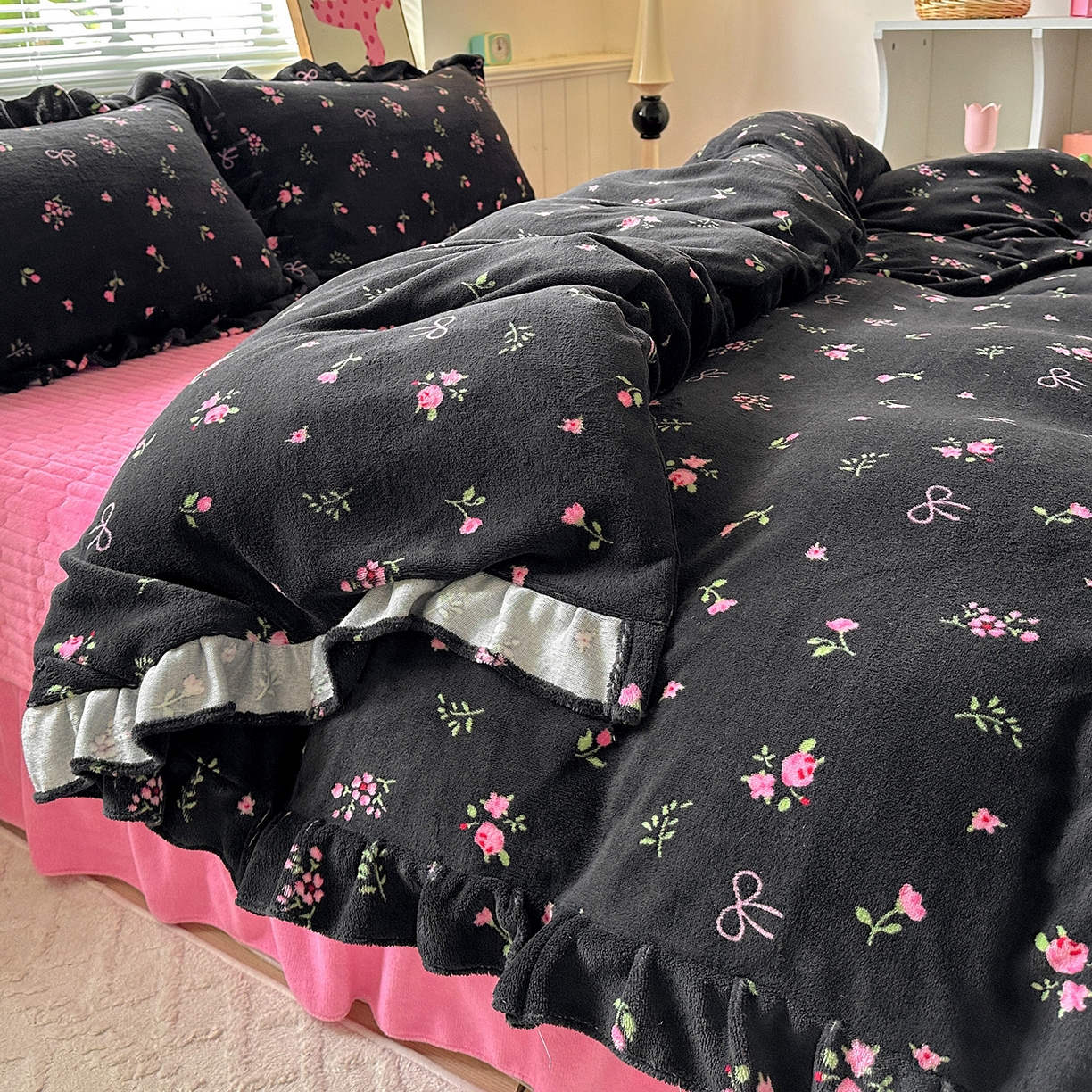 91家纺网 家纺一手货源 找家纺 富米莱（原臻工厂） 2025新款热卖舒适花边牛奶绒床盖床裙床单四件套 苏妲己