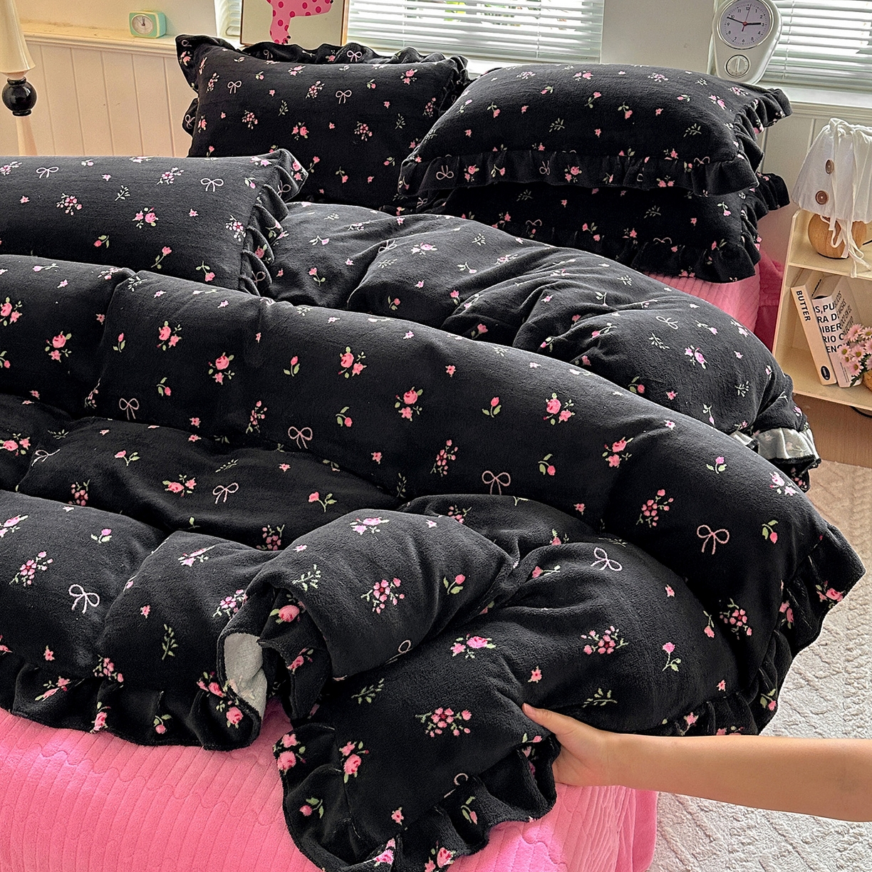 91家纺网 家纺一手货源 找家纺 富米莱（原臻工厂） 2025新款热卖舒适花边牛奶绒床盖床裙床单四件套 苏妲己