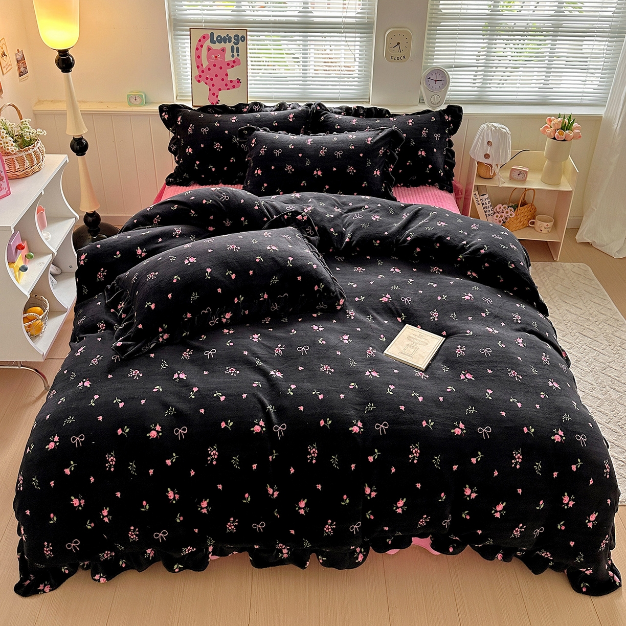 91家纺网 家纺一手货源 找家纺 富米莱（原臻工厂） 2025新款热卖舒适花边牛奶绒床盖床裙床单四件套 苏妲己