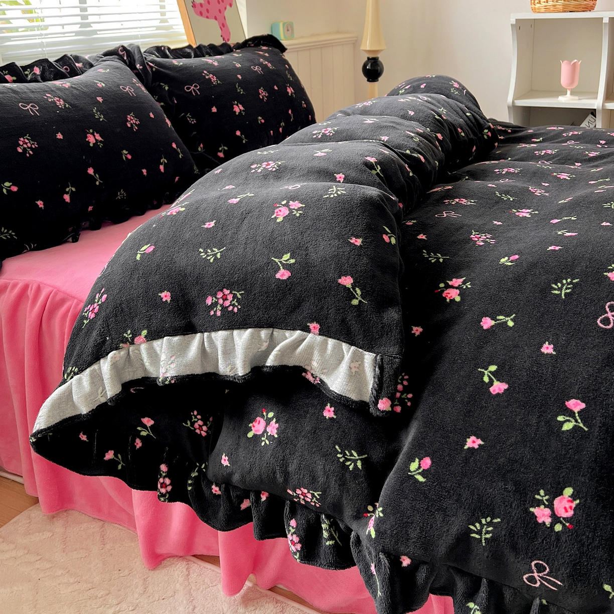 91家纺网 家纺一手货源 找家纺 富米莱（原臻工厂） 2025新款热卖舒适花边牛奶绒床盖床裙床单四件套 苏妲己