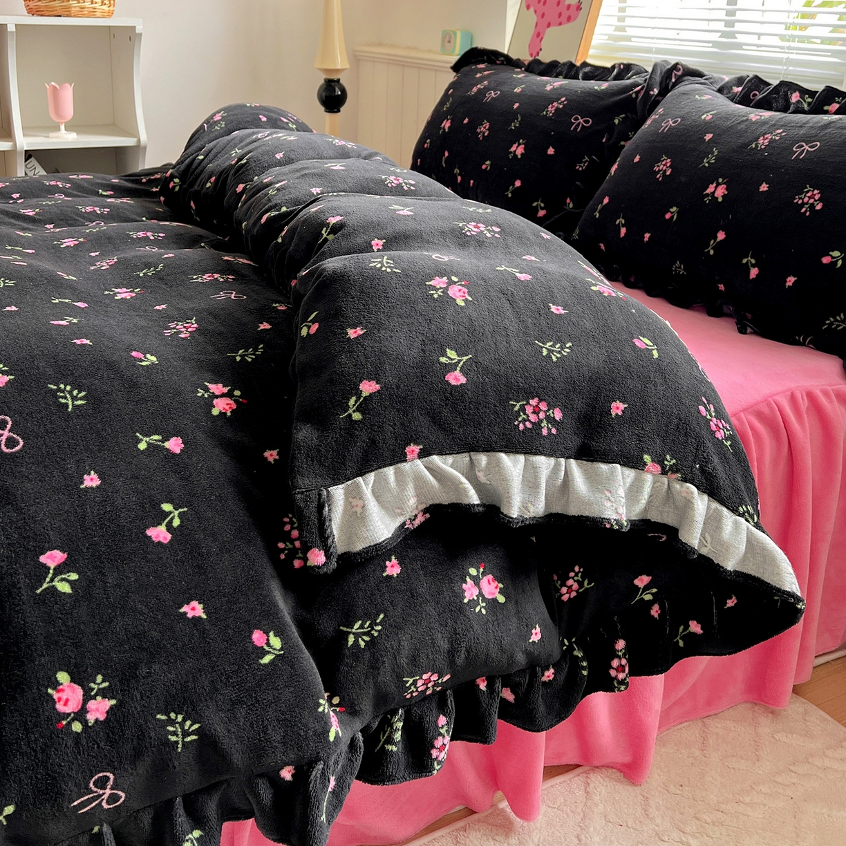 91家纺网 家纺一手货源 找家纺 富米莱（原臻工厂） 2025新款热卖舒适花边牛奶绒床盖床裙床单四件套 苏妲己