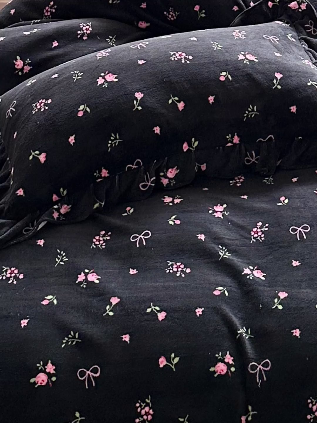 91家纺网 家纺一手货源 找家纺 富米莱（原臻工厂） 2025新款热卖舒适花边牛奶绒床盖床裙床单四件套 苏妲己