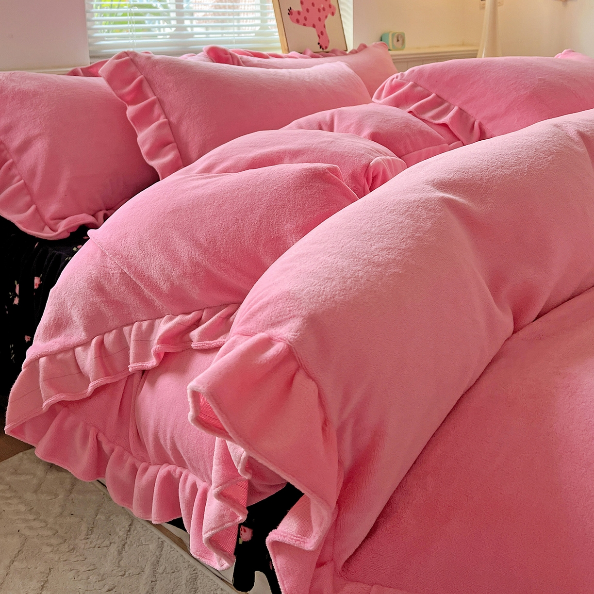 91家纺网 家纺一手货源 找家纺 富米莱（原臻工厂） 2025新款热卖舒适花边牛奶绒床盖床裙床单四件套 暗香