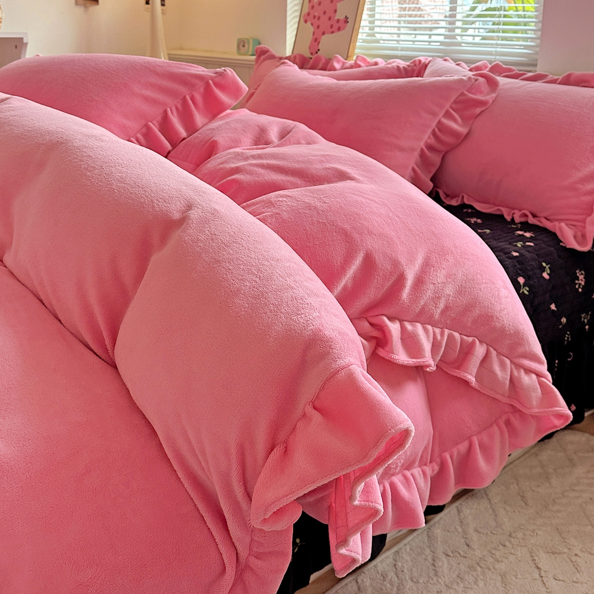 91家纺网 家纺一手货源 找家纺 富米莱（原臻工厂） 2025新款热卖舒适花边牛奶绒床盖床裙床单四件套 暗香