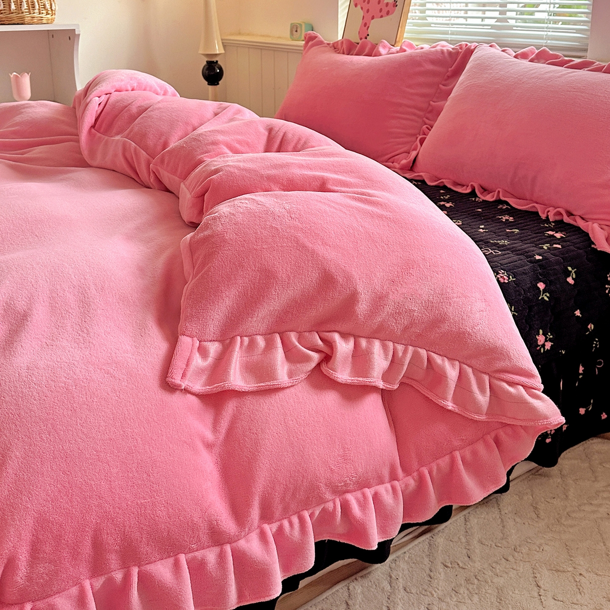 91家纺网 家纺一手货源 找家纺 富米莱（原臻工厂） 2025新款热卖舒适花边牛奶绒床盖床裙床单四件套 暗香