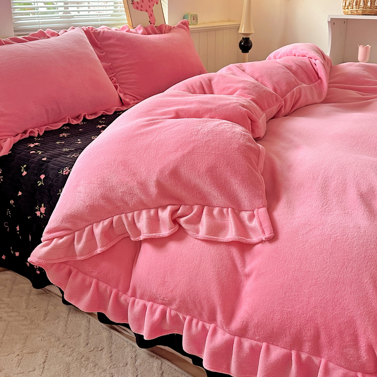 91家纺网 家纺一手货源 找家纺 富米莱（原臻工厂） 2025新款热卖舒适花边牛奶绒床盖床裙床单四件套 暗香