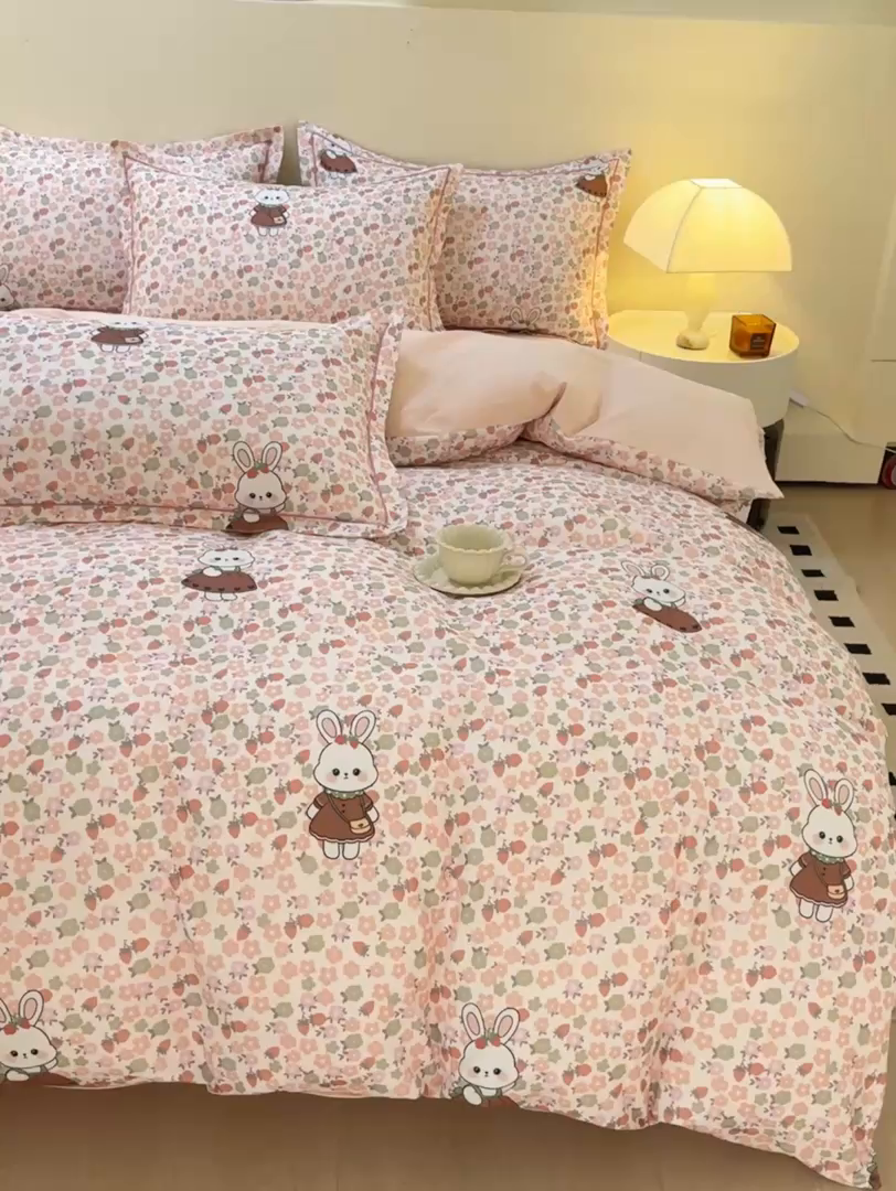 91家纺网 家纺一手货源 找家纺 博弈家纺 2025新款100%加厚全棉纯棉四件套喷气磨毛四件套-礼盒装 草莓小兔