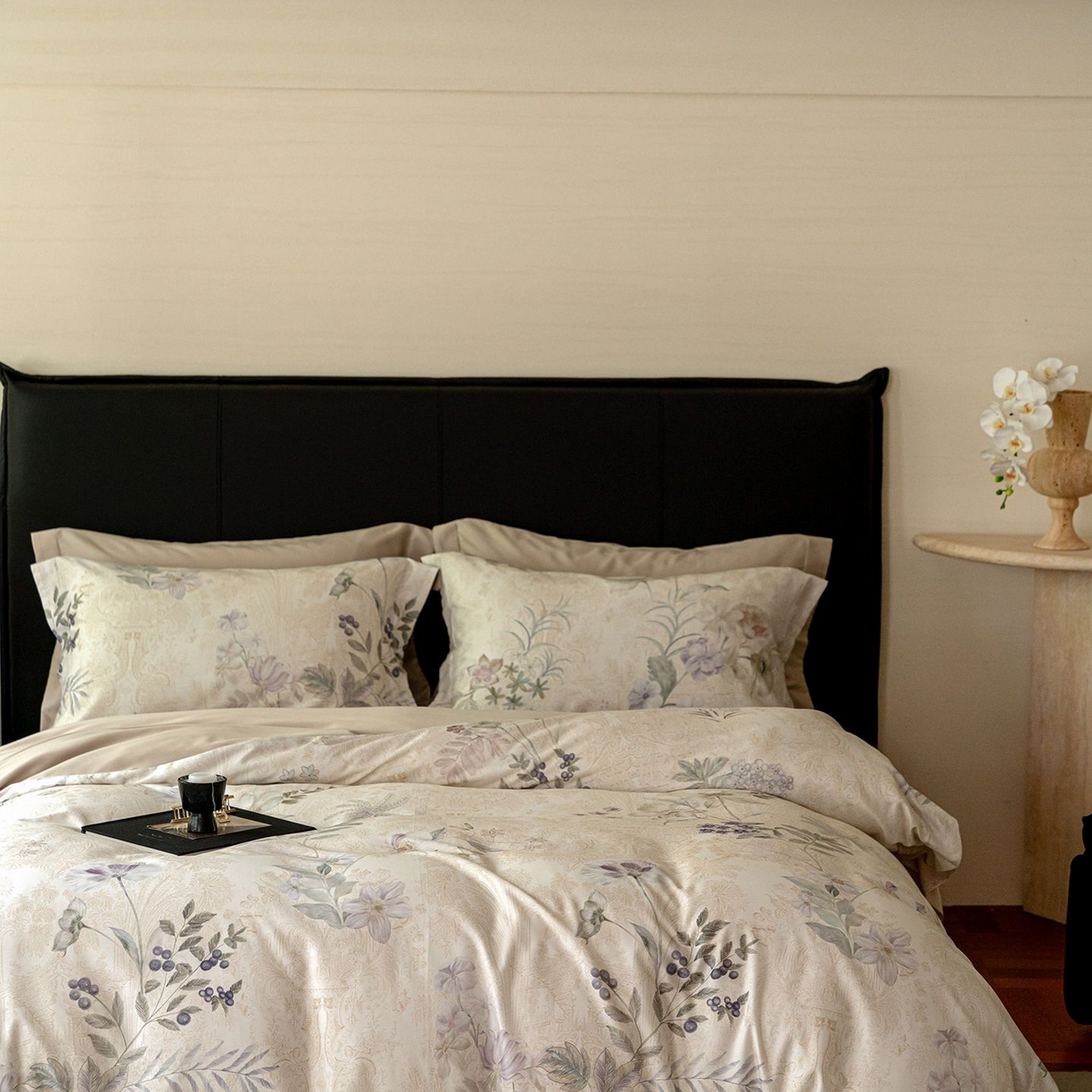 91家纺网 家纺一手货源 找家纺 黛舒家居 2025新款天丝棉磨毛花卉四件套 雾隐白茶