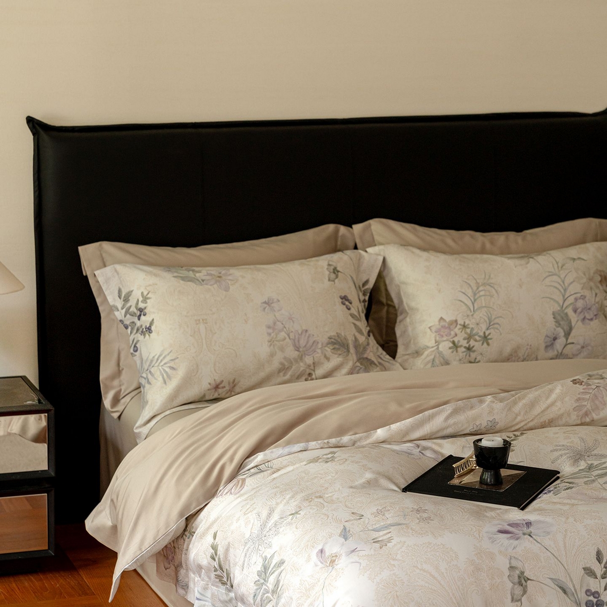 91家纺网 家纺一手货源 找家纺 黛舒家居 2025新款天丝棉磨毛花卉四件套 雾隐白茶