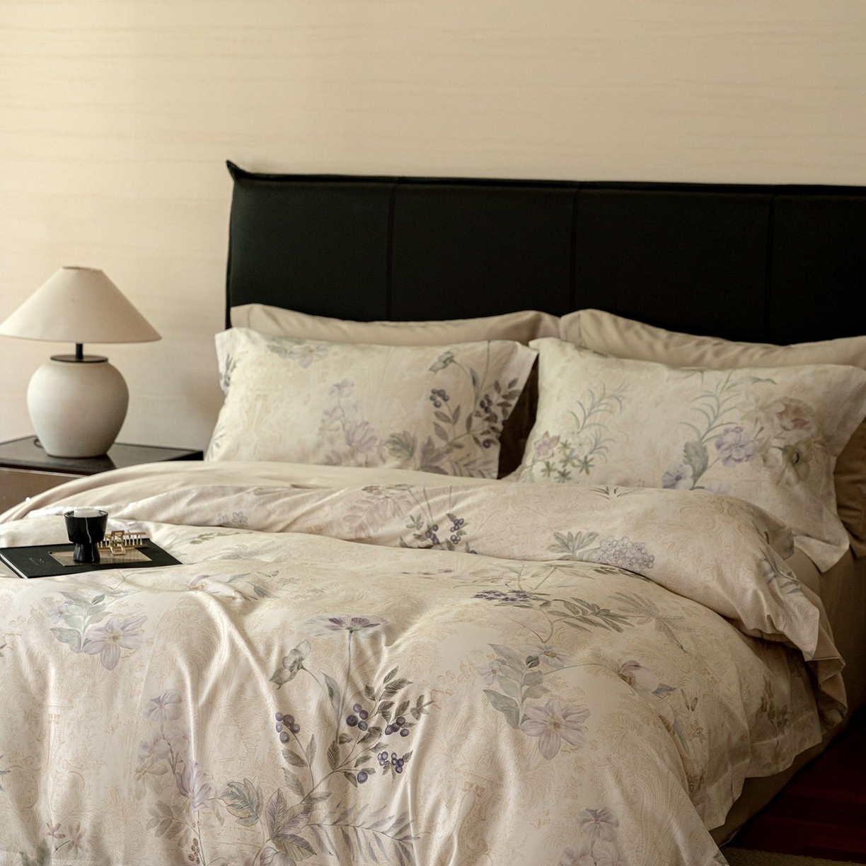 91家纺网 家纺一手货源 找家纺 黛舒家居 2025新款天丝棉磨毛花卉四件套 雾隐白茶