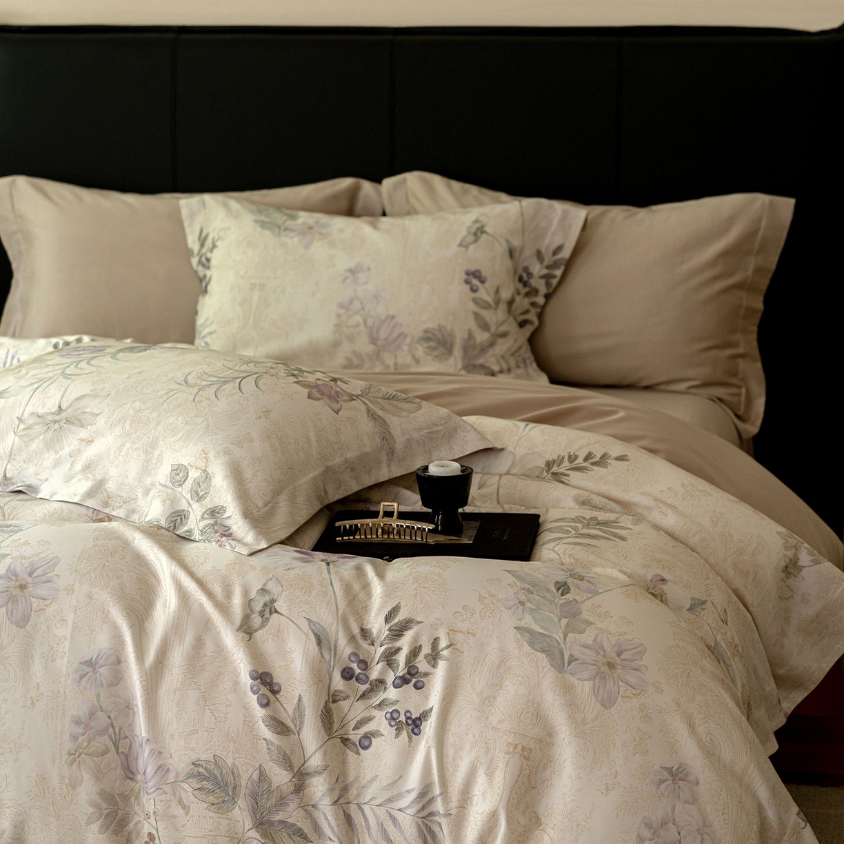 91家纺网 家纺一手货源 找家纺 黛舒家居 2025新款天丝棉磨毛花卉四件套 雾隐白茶