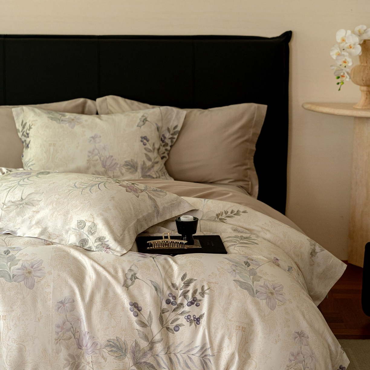 91家纺网 家纺一手货源 找家纺 黛舒家居 2025新款天丝棉磨毛花卉四件套 雾隐白茶