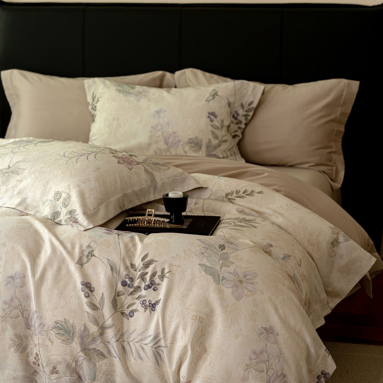 91家纺网 家纺一手货源 找家纺 黛舒家居 2025新款天丝棉磨毛花卉四件套 雾隐白茶