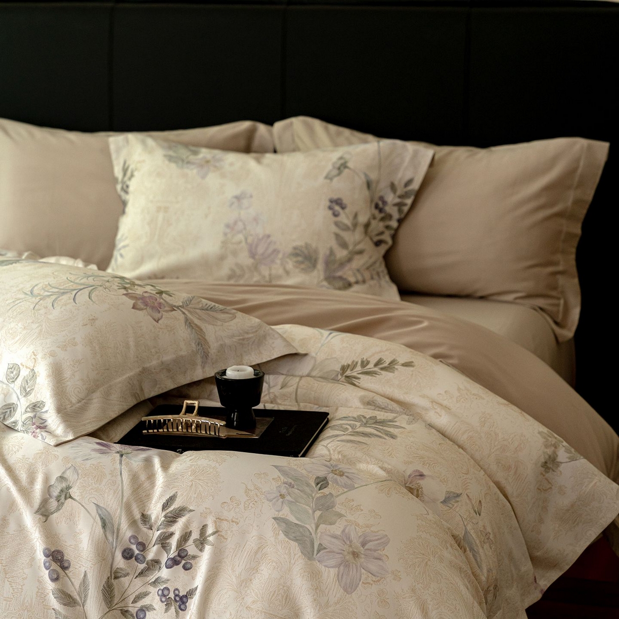 91家纺网 家纺一手货源 找家纺 黛舒家居 2025新款天丝棉磨毛花卉四件套 雾隐白茶