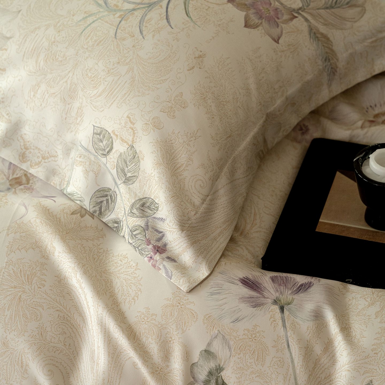 91家纺网 家纺一手货源 找家纺 黛舒家居 2025新款天丝棉磨毛花卉四件套 雾隐白茶