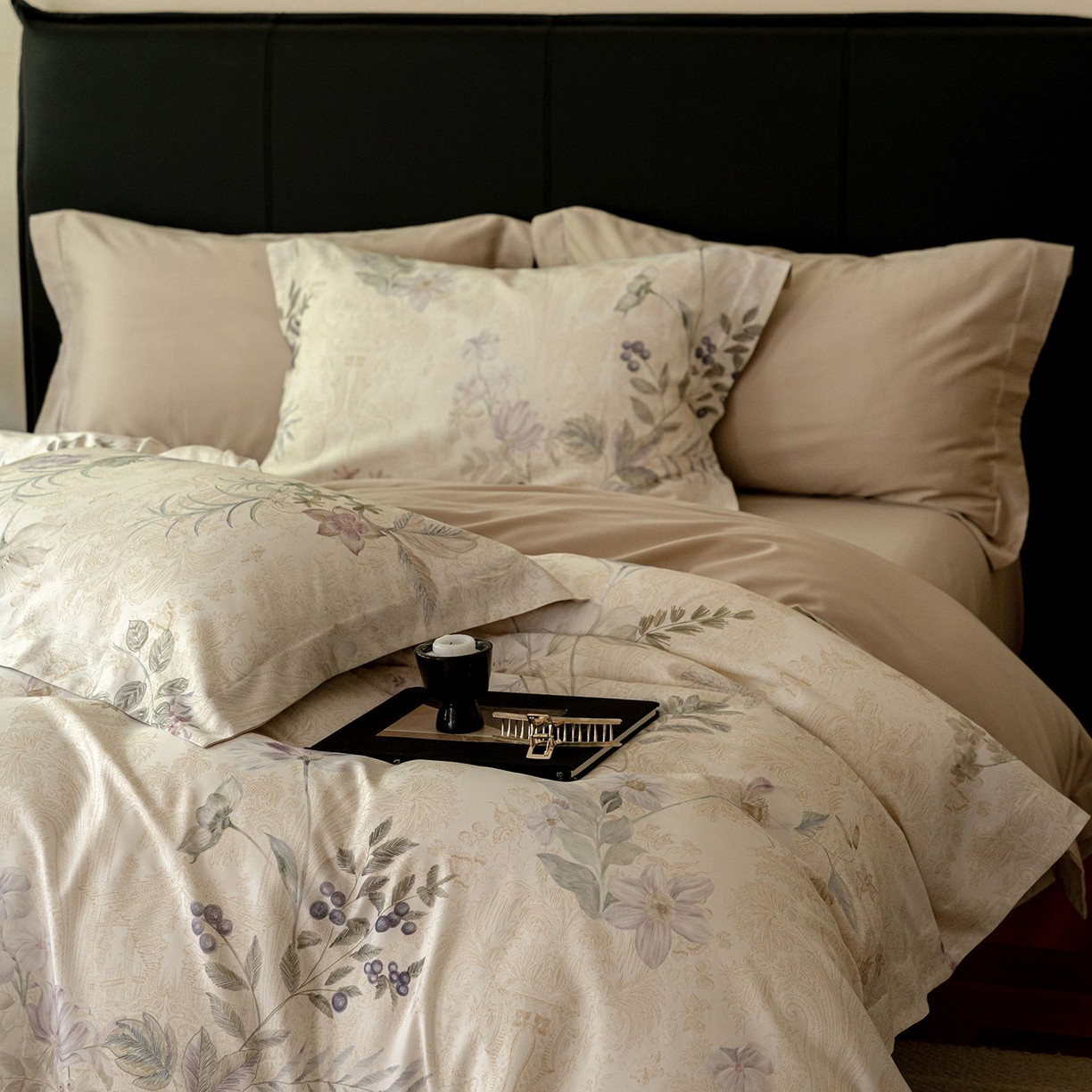 91家纺网 家纺一手货源 找家纺 黛舒家居 2025新款天丝棉磨毛花卉四件套 雾隐白茶