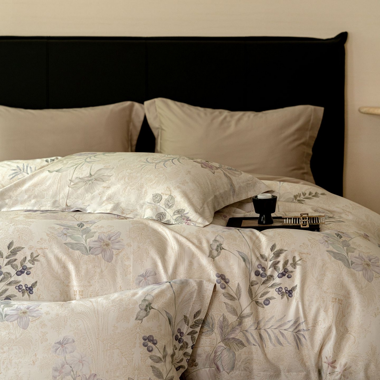 91家纺网 家纺一手货源 找家纺 黛舒家居 2025新款天丝棉磨毛花卉四件套 雾隐白茶