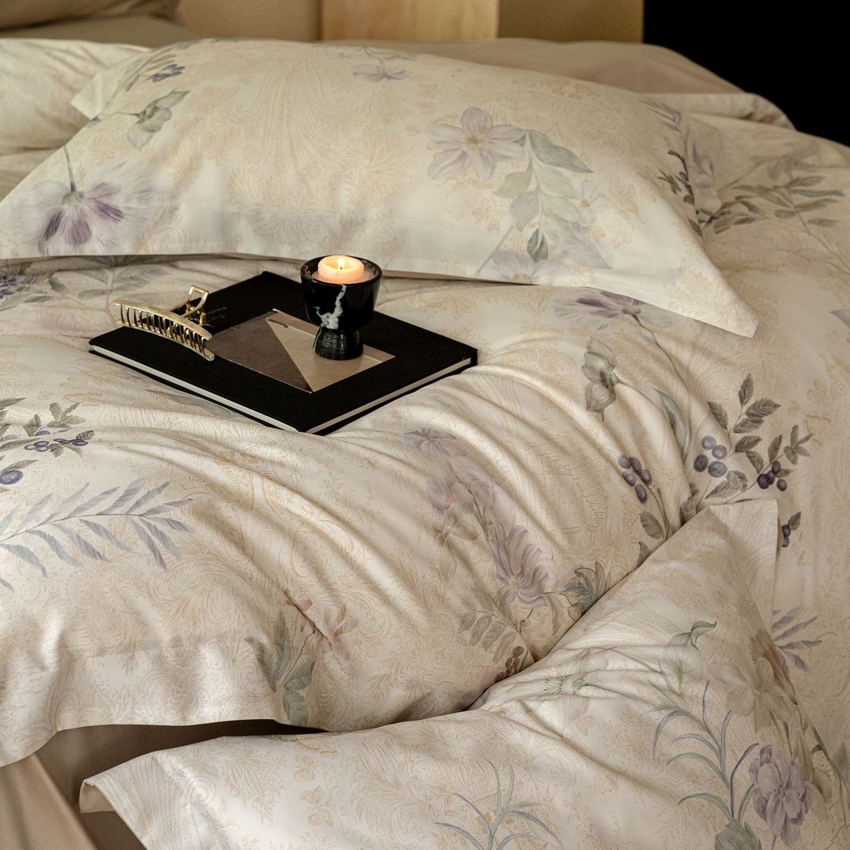 91家纺网 家纺一手货源 找家纺 黛舒家居 2025新款天丝棉磨毛花卉四件套 雾隐白茶