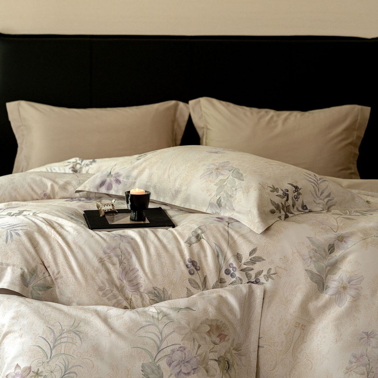 91家纺网 家纺一手货源 找家纺 黛舒家居 2025新款天丝棉磨毛花卉四件套 雾隐白茶