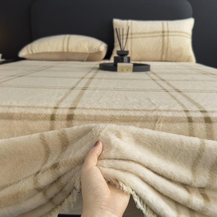 91家纺网 家纺一手货源 找家纺 家之硕家纺 2025新款高克重兔毛绒轻奢风床笠系列 格子咖