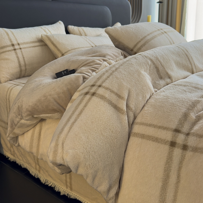 91家纺网 家纺一手货源 找家纺 家之硕家纺 2025新款高克重兔毛绒轻奢风床笠系列 格子咖