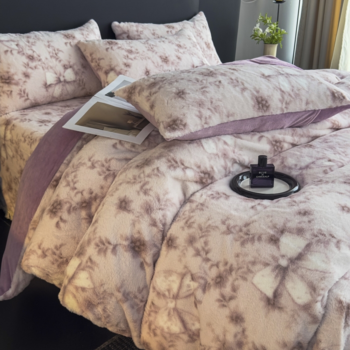 91家纺网 家纺一手货源 找家纺 家之硕家纺 2025新款高克重兔毛绒轻奢风床笠系列 蝴蝶碎花紫