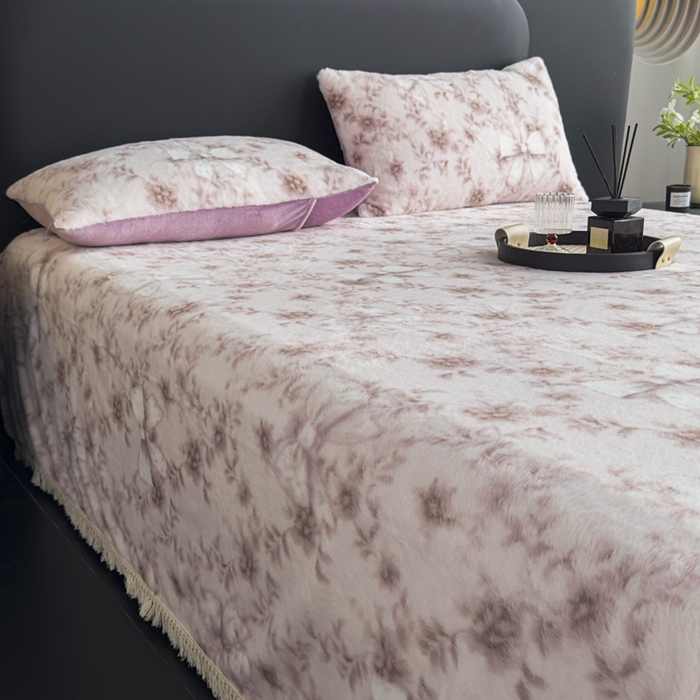 91家纺网 家纺一手货源 找家纺 家之硕家纺 2025新款高克重兔毛绒轻奢风床笠系列 蝴蝶碎花紫