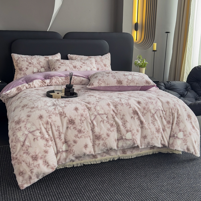 91家纺网 家纺一手货源 找家纺 家之硕家纺 2025新款高克重兔毛绒轻奢风床笠系列 蝴蝶碎花紫