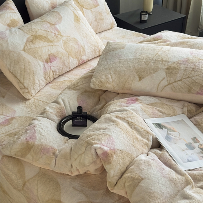 91家纺网 家纺一手货源 找家纺 家之硕家纺 2025新款高克重兔毛绒轻奢风床笠系列 香叶粉