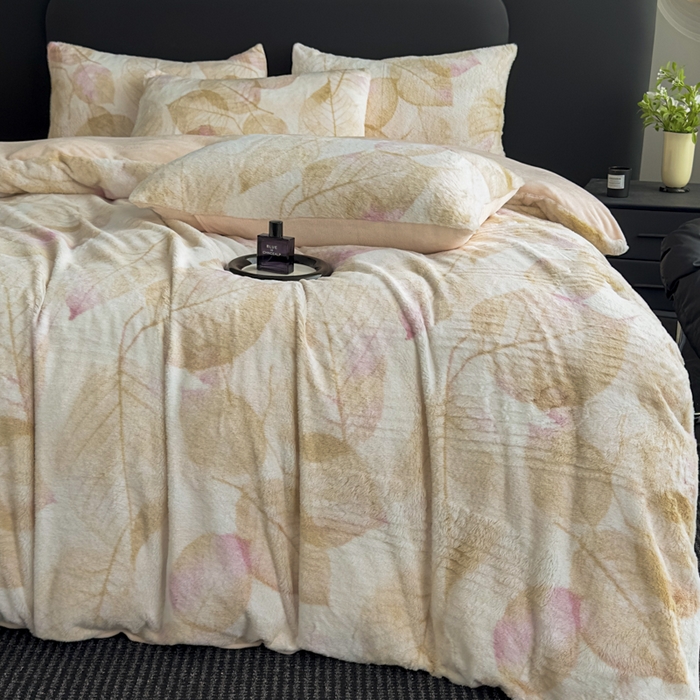 91家纺网 家纺一手货源 找家纺 家之硕家纺 2025新款高克重兔毛绒轻奢风床笠系列 香叶粉