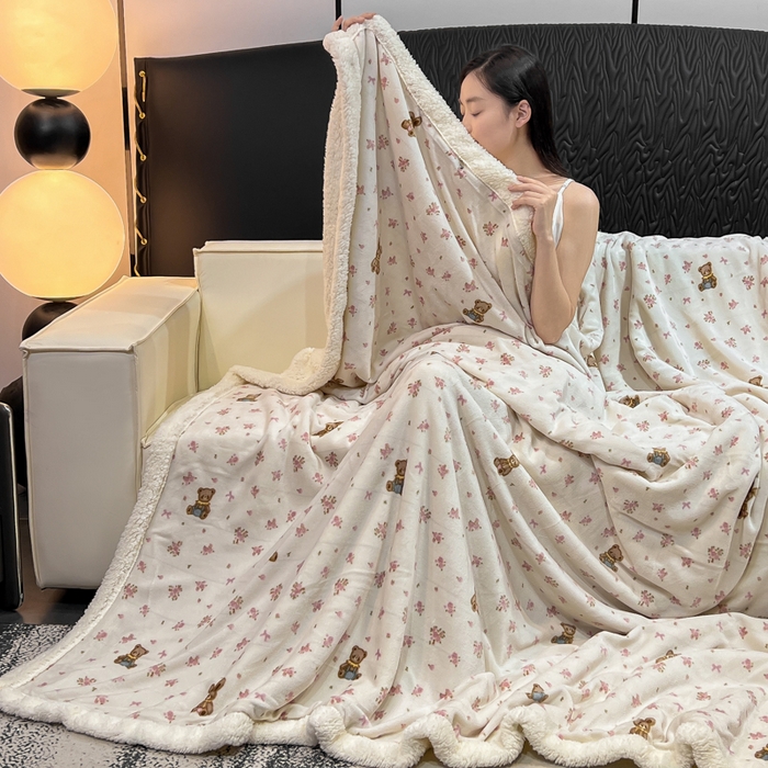 91家纺网 家纺一手货源 找家纺 朵朵家纺 2025新款加厚牛奶绒羊羔绒印花多功能盖毯（可定制尺寸 ） 玫瑰小熊