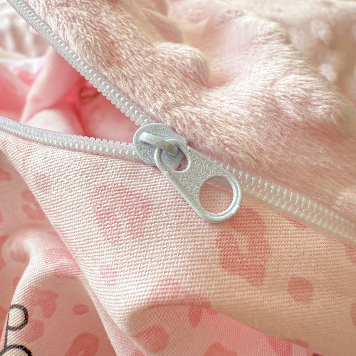 91家纺网 家纺一手货源 找家纺 简宜家居（朝初家纺） 2025新款全棉安抚豆豆绒卡通印花小清新四件套 豹纹-粉