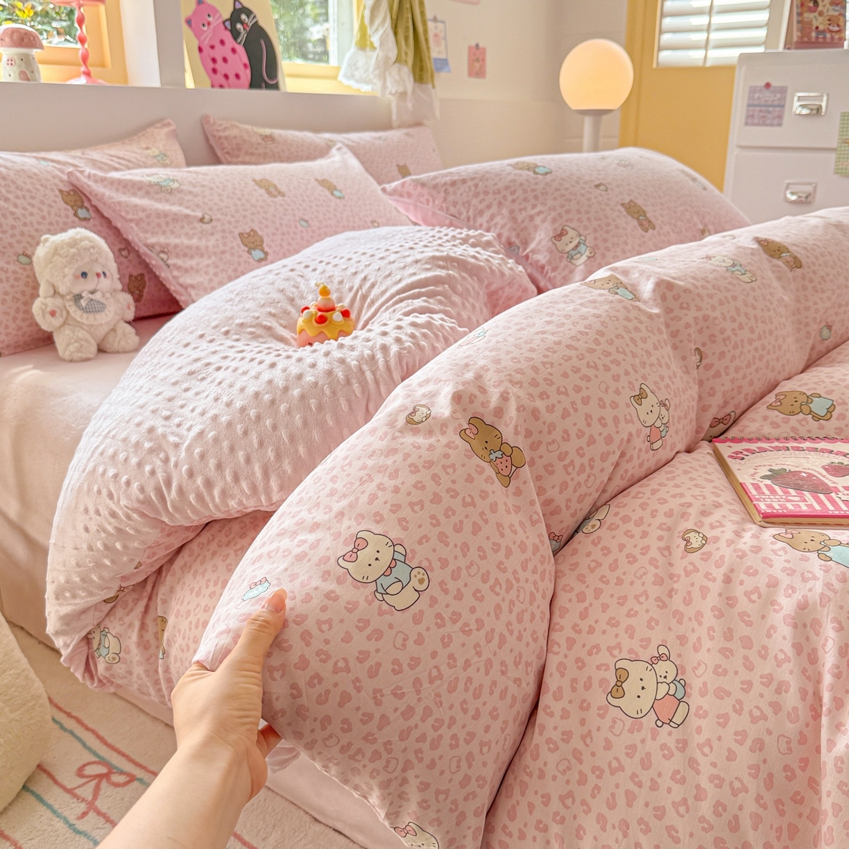 91家纺网 家纺一手货源 找家纺 简宜家居（朝初家纺） 2025新款全棉安抚豆豆绒卡通印花小清新四件套 豹纹-粉