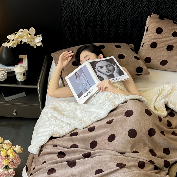 91家纺网 家纺一手货源 找家纺 朵朵家纺 2025新款加厚牛奶绒羊羔绒印花多功能盖毯（可定制尺寸 ） 卡布奇诺