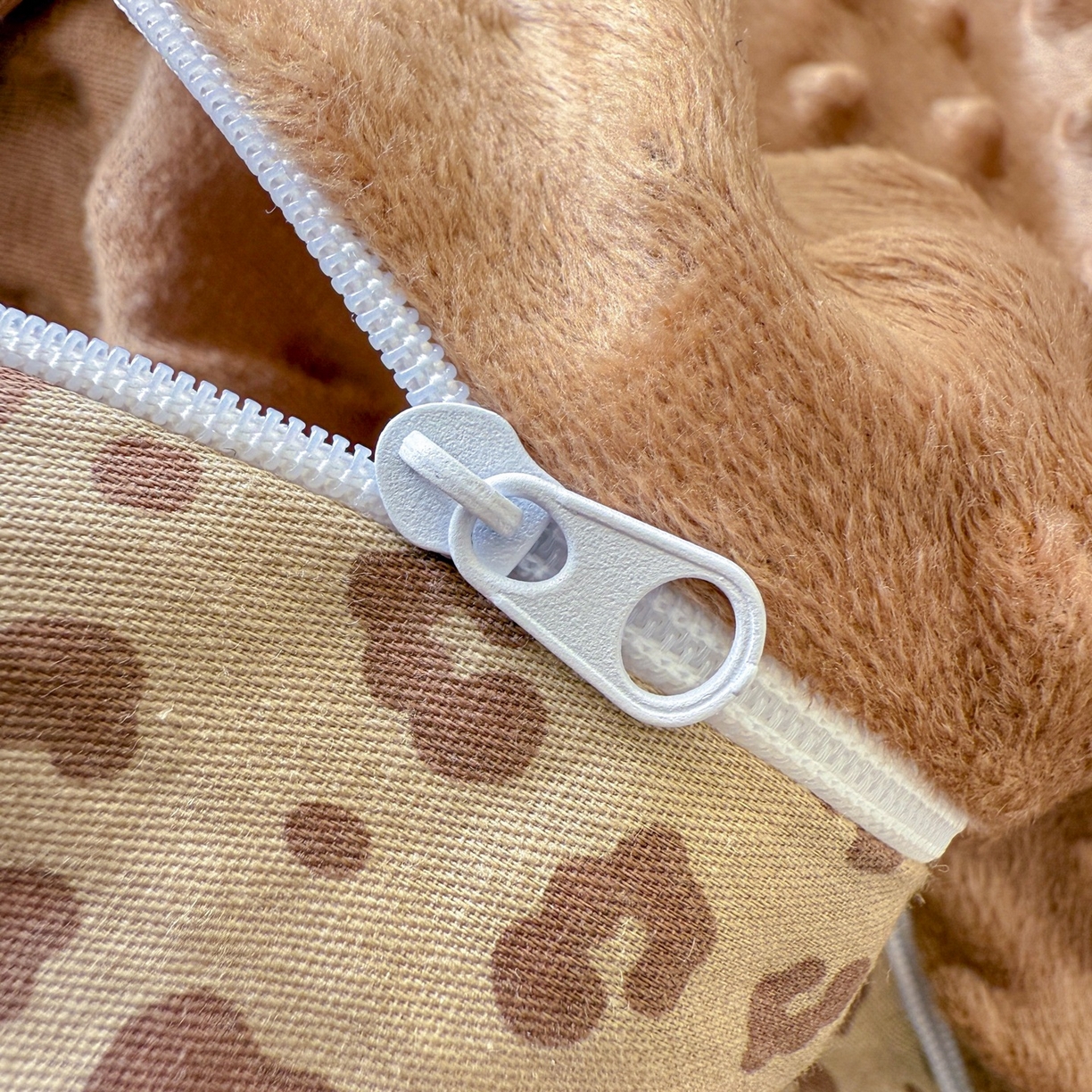 91家纺网 家纺一手货源 找家纺 简宜家居（朝初家纺） 2025新款全棉安抚豆豆绒卡通印花小清新四件套 豹纹-咖