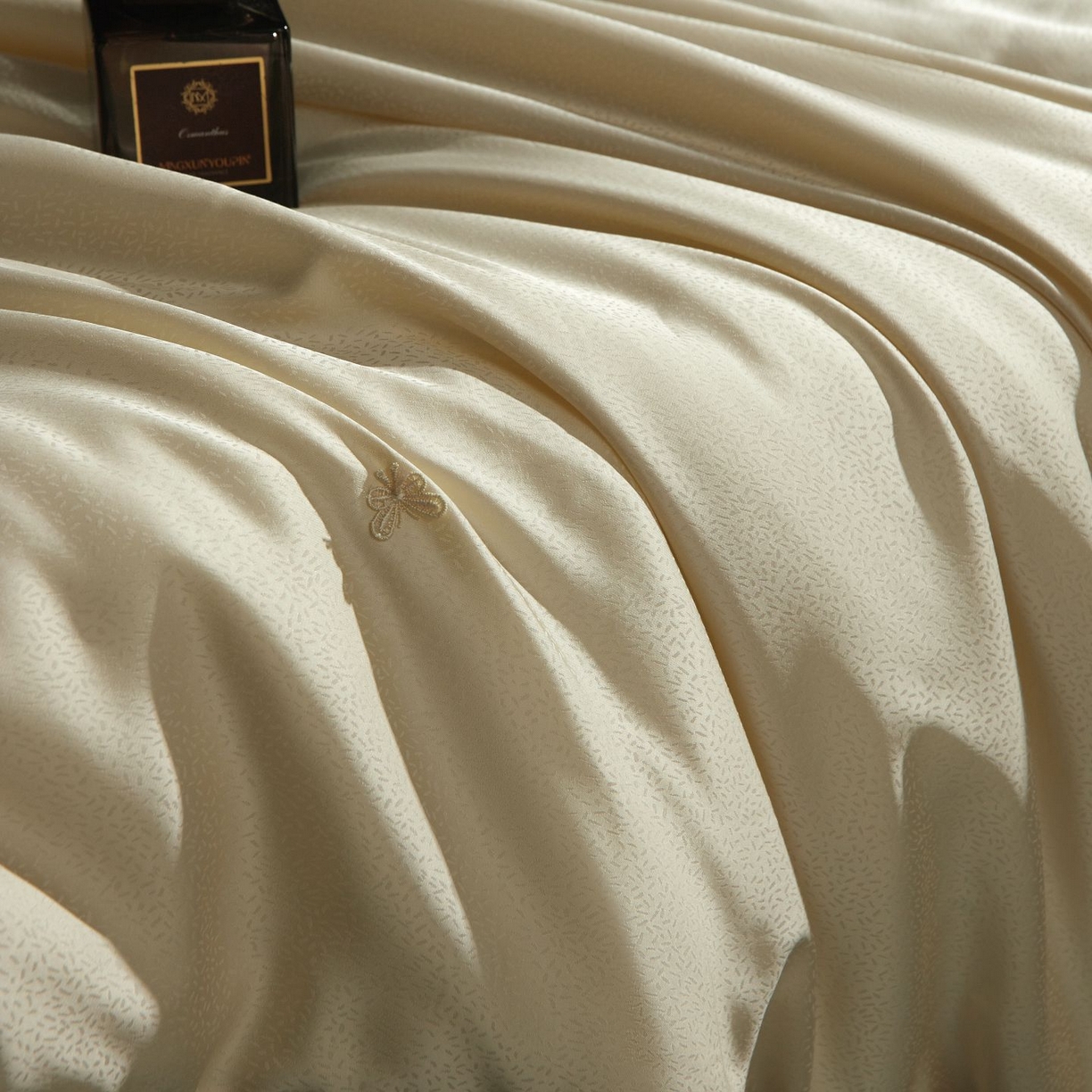 91家纺网 家纺一手货源 找家纺 南通朵美纺织品有限公司 2025新款高端手工订制桑蚕丝被-皓月星空系列 皓月星空（金色）