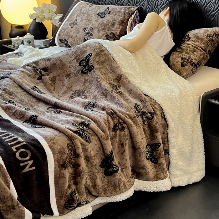 91家纺网 家纺一手货源 找家纺 朵朵家纺 2025新款加厚牛奶绒羊羔绒印花多功能盖毯（可定制尺寸 ） 可可蝴蝶