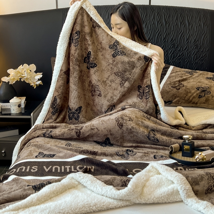 91家纺网 家纺一手货源 找家纺 朵朵家纺 2025新款加厚牛奶绒羊羔绒印花多功能盖毯（可定制尺寸 ） 可可蝴蝶