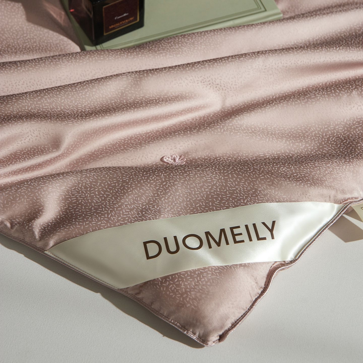 91家纺网 家纺一手货源 找家纺 南通朵美纺织品有限公司 2025新款高端手工订制桑蚕丝被-皓月星空系列 皓月星空（糖粉色）