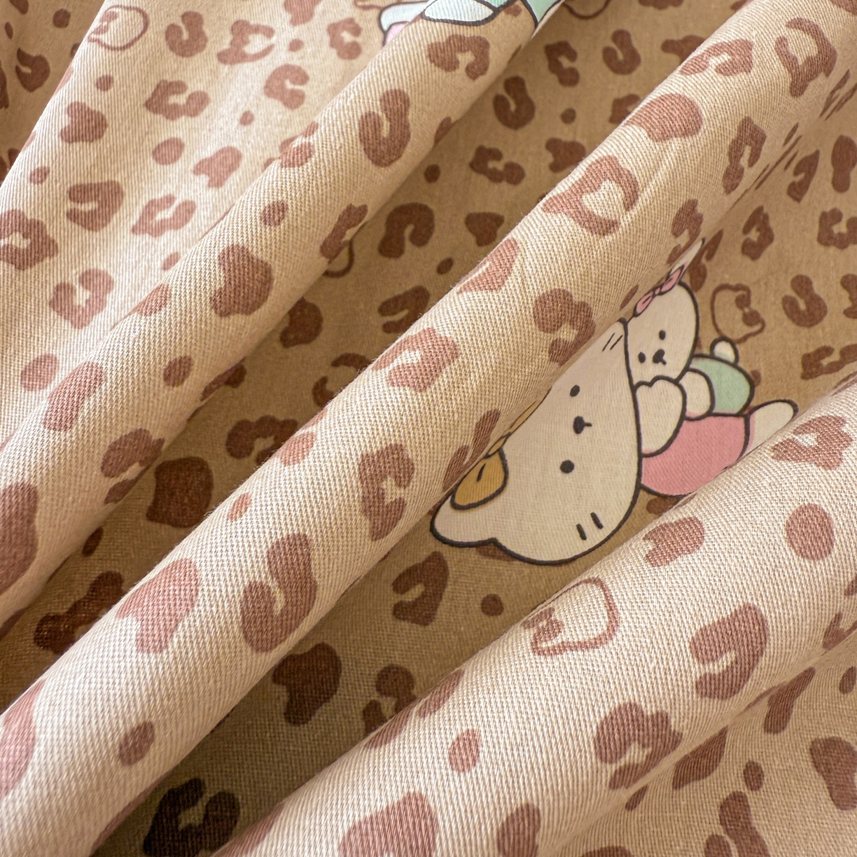 91家纺网 家纺一手货源 找家纺 简宜家居（朝初家纺） 2025新款全棉安抚豆豆绒卡通印花小清新四件套 豹纹-咖