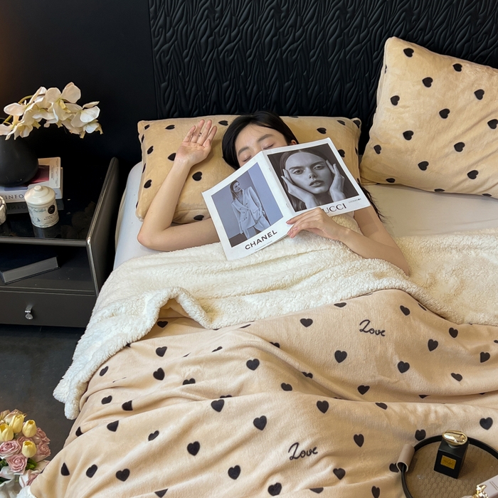 91家纺网 家纺一手货源 找家纺 朵朵家纺 2025新款加厚牛奶绒羊羔绒印花多功能盖毯（可定制尺寸 ） 满心欢喜